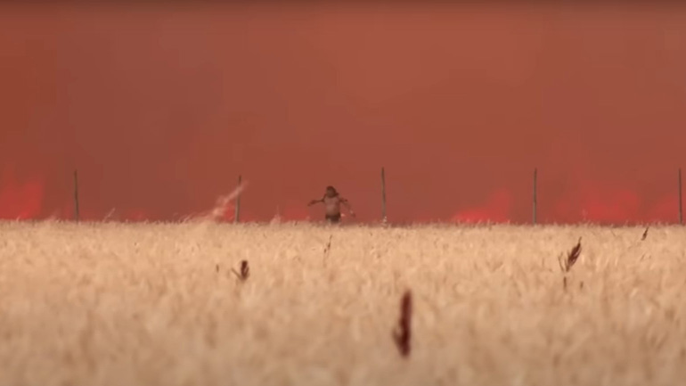 Ισπανός αγρότης γλίτωσε την τελευταία στιγμή από το πύρινο μέτωπο, παλεύοντας με τις φλόγες